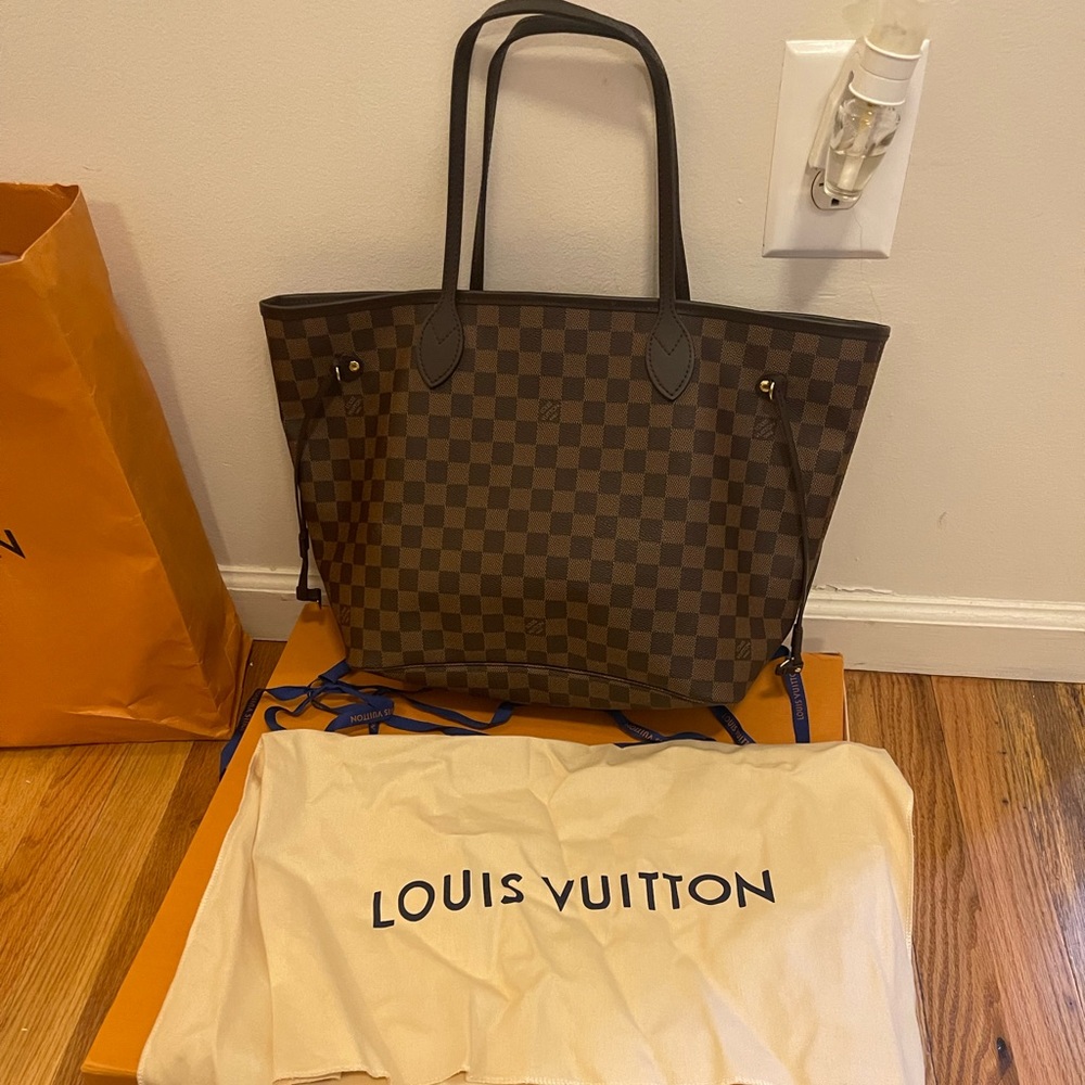 I only used 4 times to travel Is leather almost new great condición